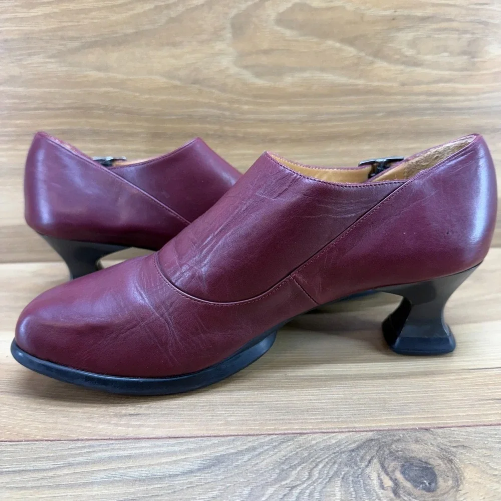 JOHN FLUEVOG Gracias Pump 8.5 Burgundy Deep Red Leather Buckle Mid Heel Wearever